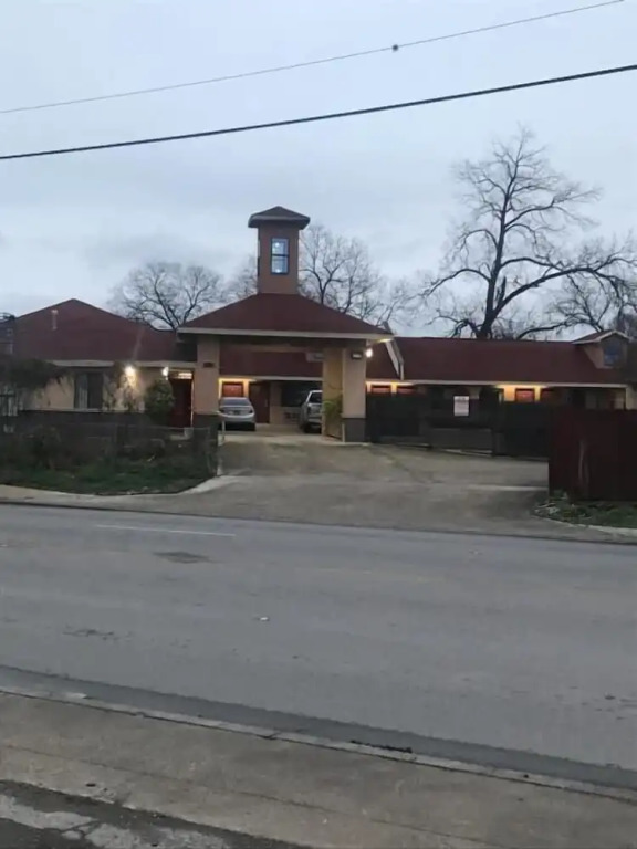 SouthTown S.A. Inn