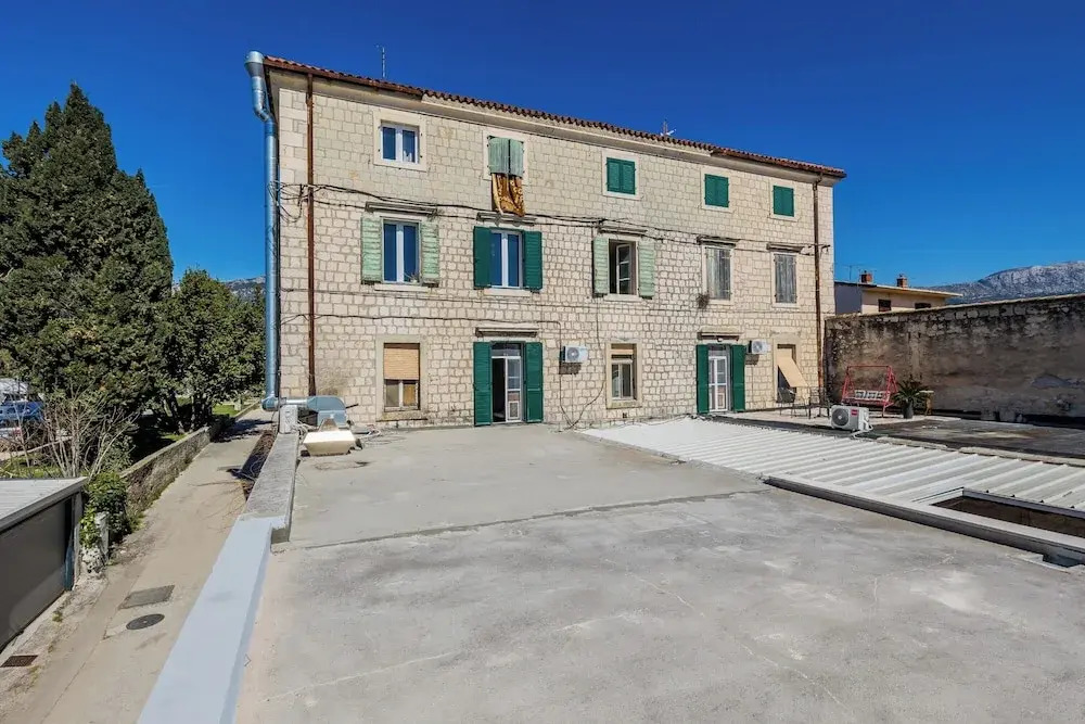 Spacious seafront apartments Karlo