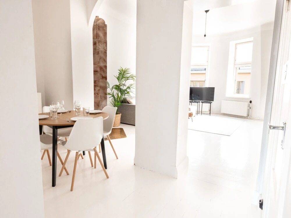 2ndhomes Deluxe 2BR Top Floor Apartment