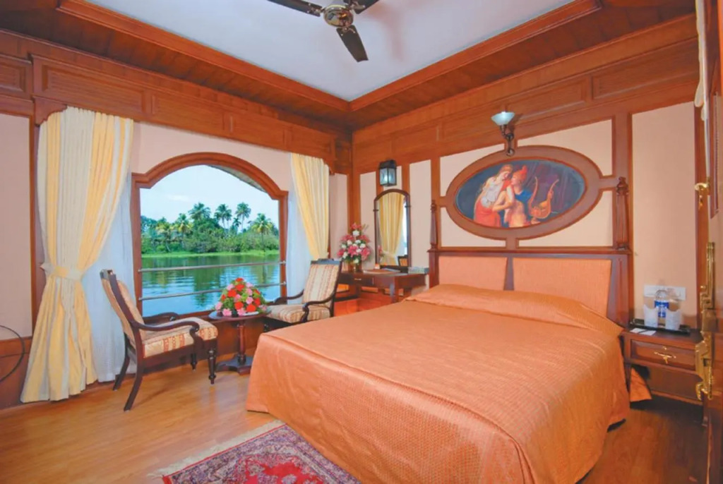 Sterling House boat Lake Palace Alleppey