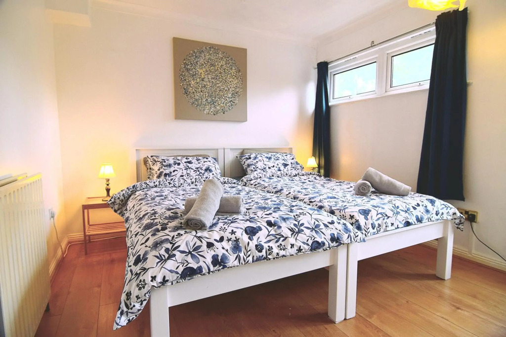 The Brum House - Private garden, 3 TVs with NETFLIX, BBQ, up to 8 guests