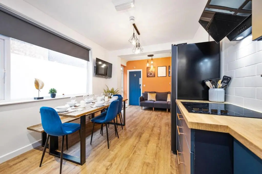 The Mount 7 bed house Sleeps 14 ENSUITE Free HS WIFI TVs in rooms CITY CENTRE Inspire Homes