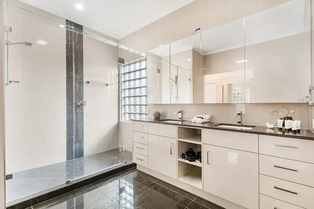 Amazing Canal House with Private Jetty, Gym & Pool