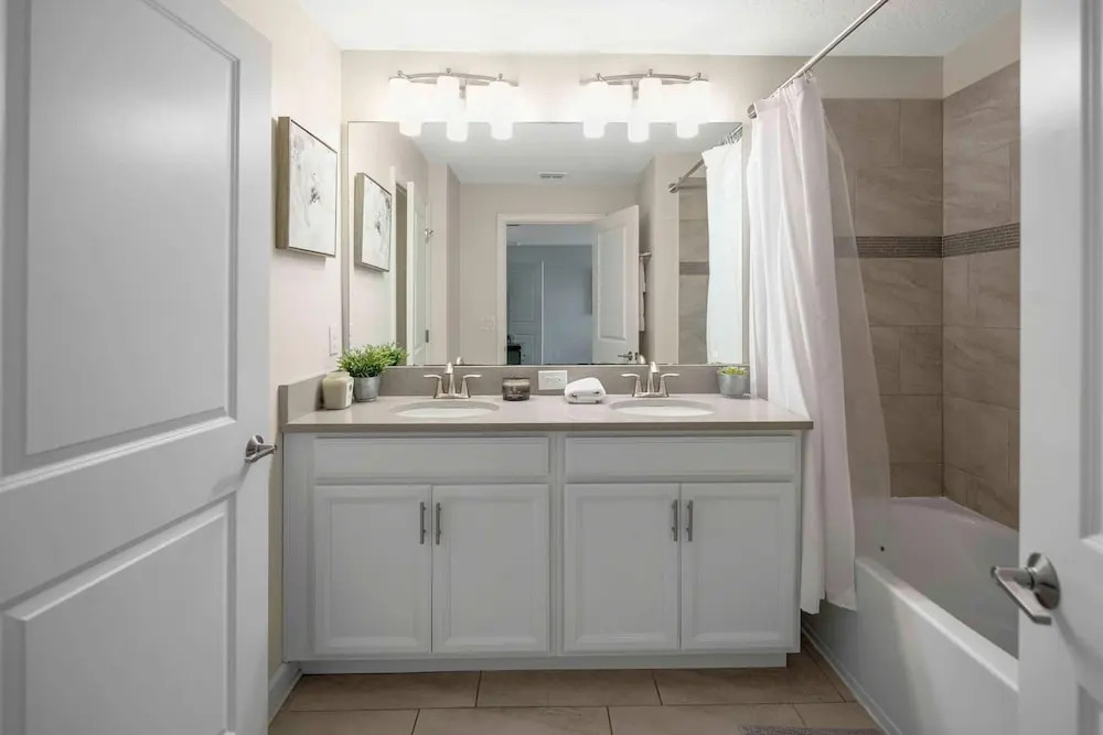 Stylish 4BR Pool Townhome Storey Lake