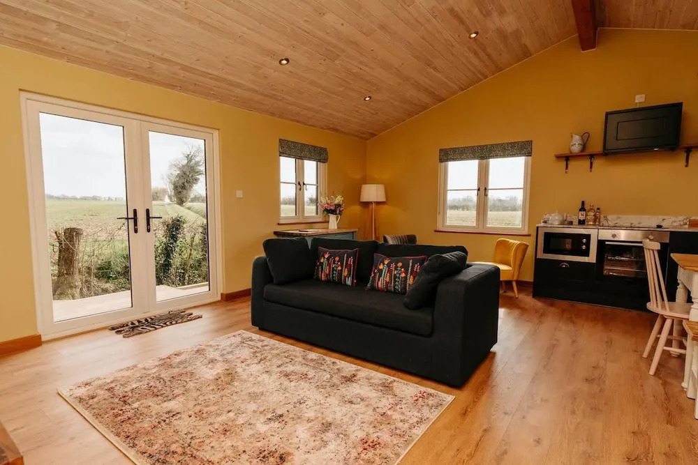 Impeccable 2-bed Cottage Near Woodbridge