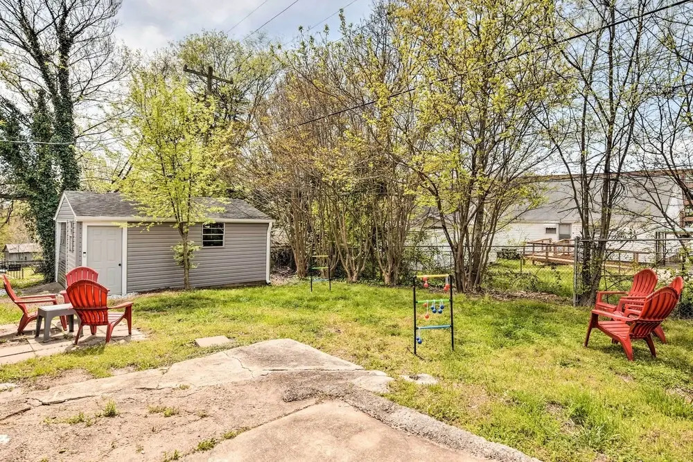 Ideally Located 'penne Place' w/ Deck & Grill