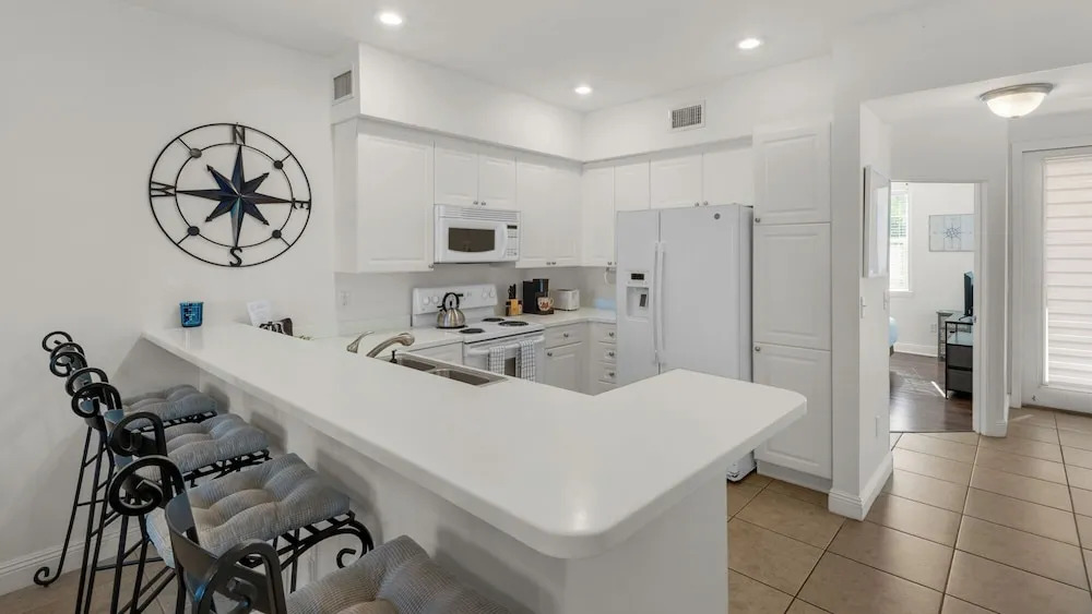 Pool, Fitness Center & Central Location