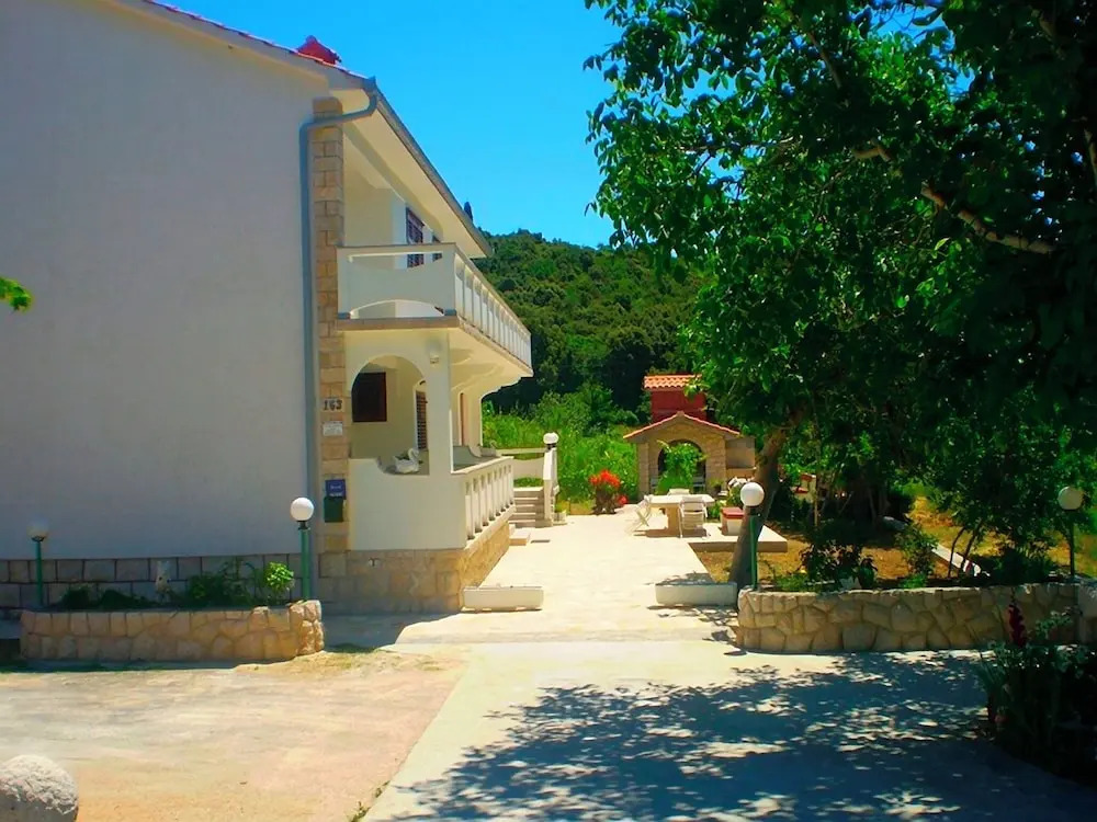 Spacious and Sunny Apartment on Island Rab