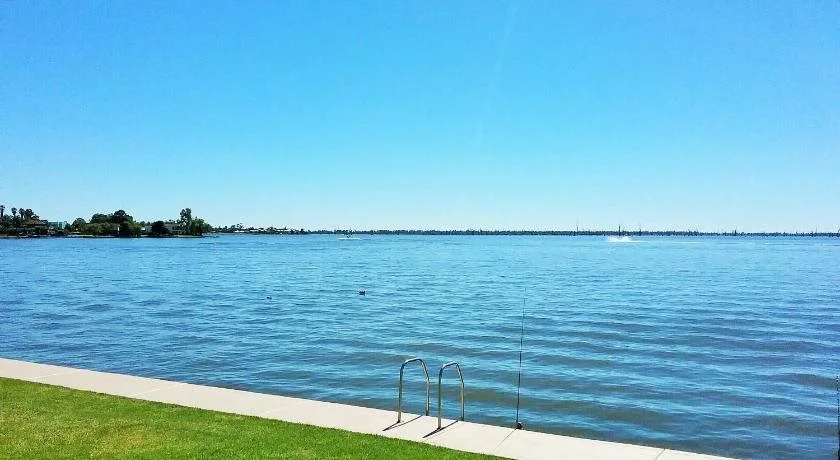 Lake Edge Resort
