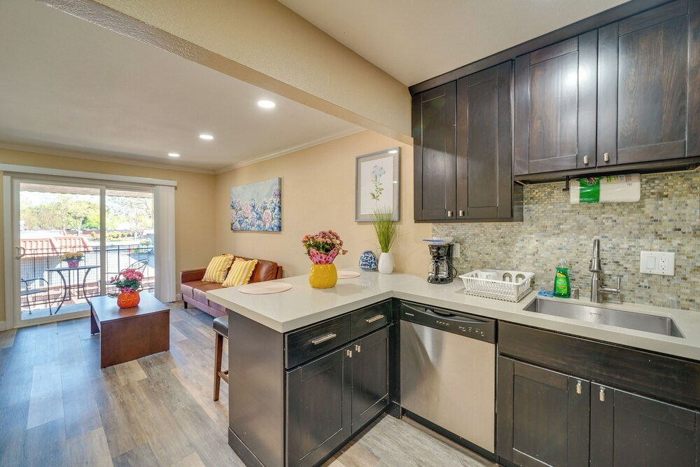 1 Block to Dtwn Pleasanton: Condo w/ Pool Access