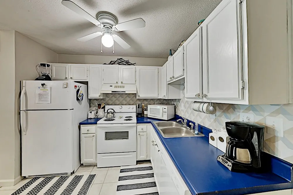New Listing! Tranquil At The Beach 2 Bedroom Condo