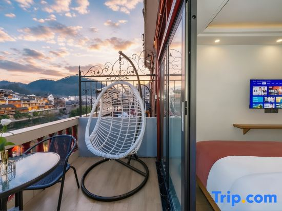 Stay at Maomao River View Homestay (Beimen Wharf Branch)