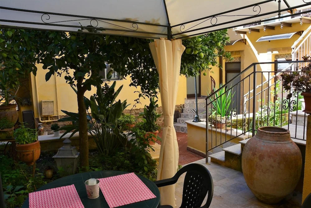 B&B Il Melograno Antico con Terrazza e Giardino