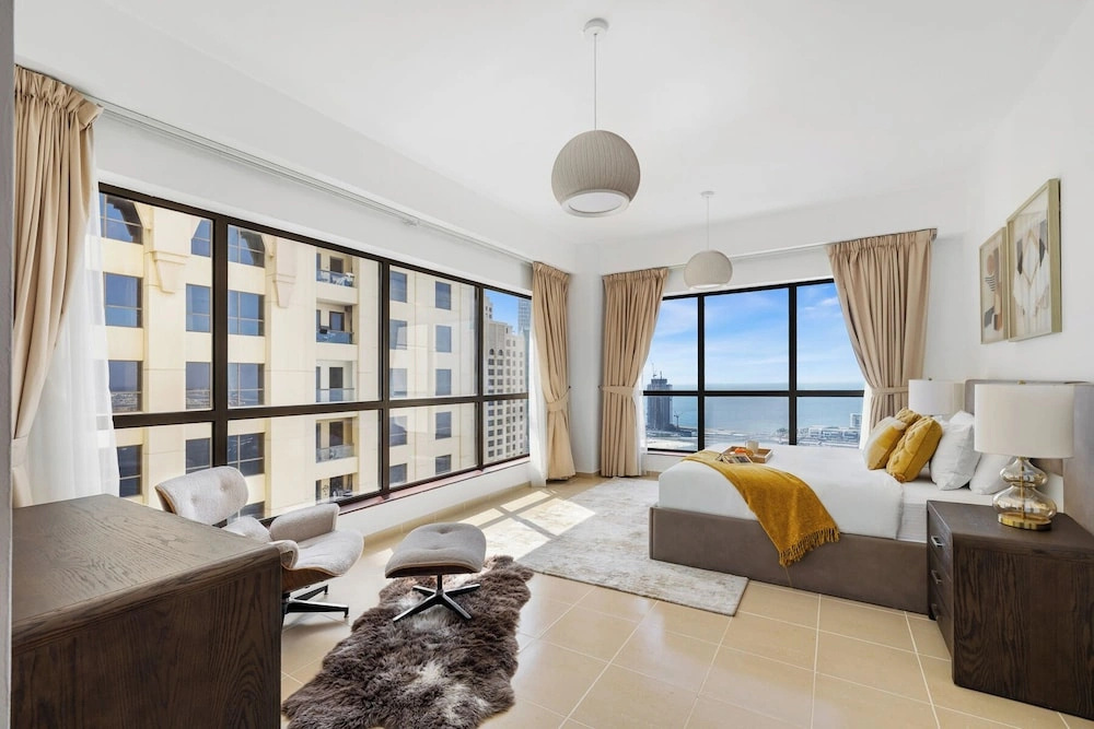 Fully Upgraded 2BR Direct Beach Access