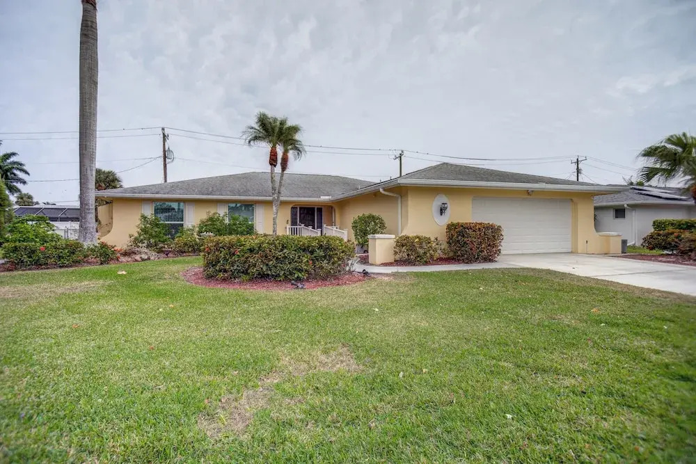 Bright Fort Myers Home w/ Pool - 9 Mi to Beach!