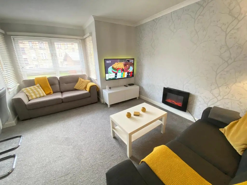 Paisley Central Apartment #2