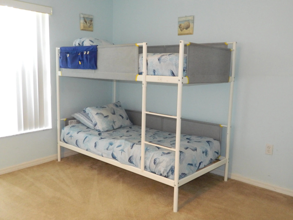 Delightful 4 Bed Pool Home with games room, Davenport, US