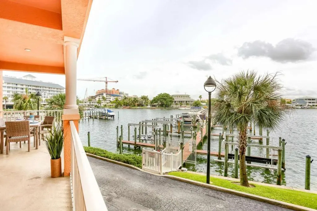 206 Harborview Grande