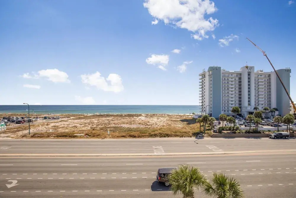 Attractive Condo Pool Across From Beach Access