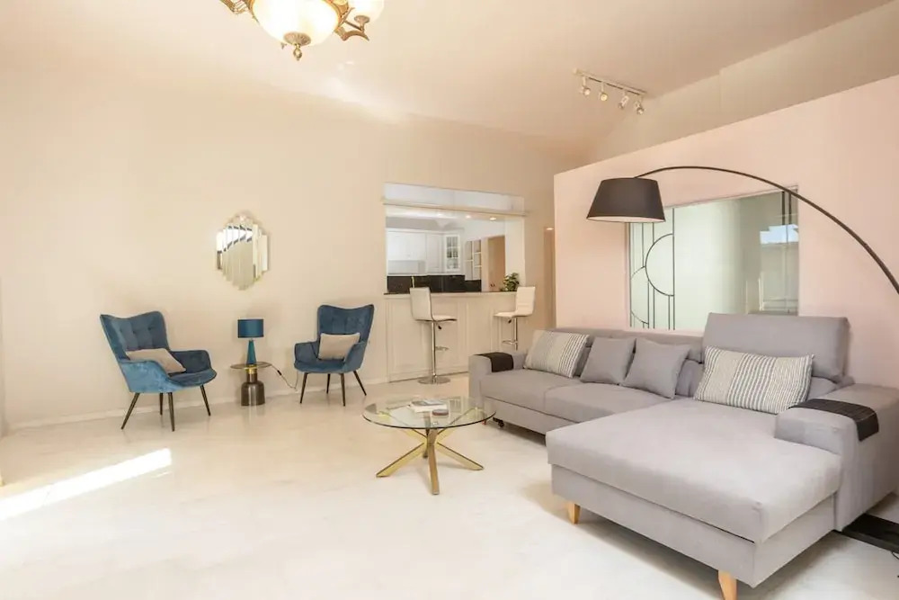 The White Marble Luxury City Apt