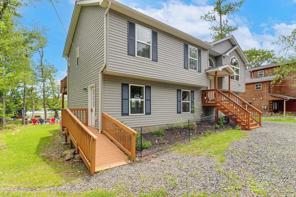 Lakefront Pocono Retreat w/ Hot Tub & Movie Hub