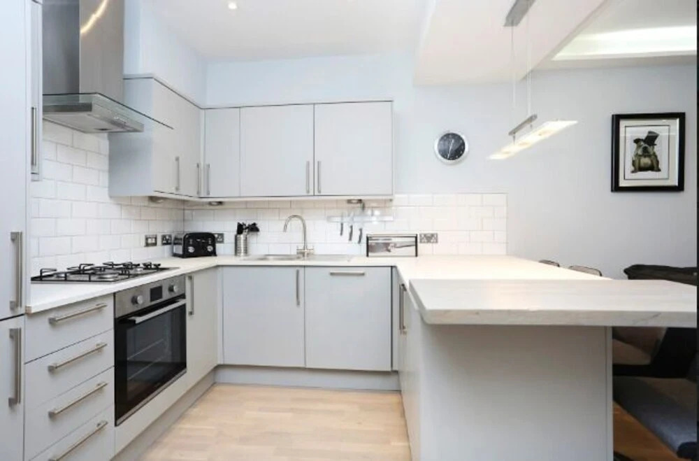 Modern, Stylish Apt. in Excellent Central Location