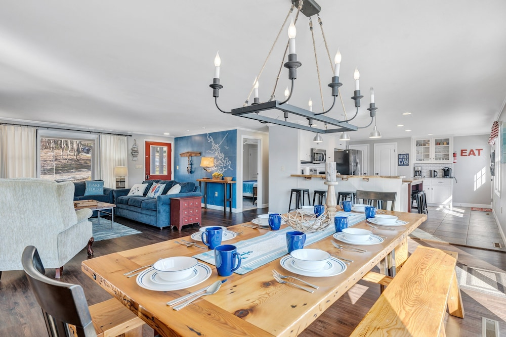 Lake Point Retreat - Lakefront Home With Hot Tub, Fire pit & Game Room