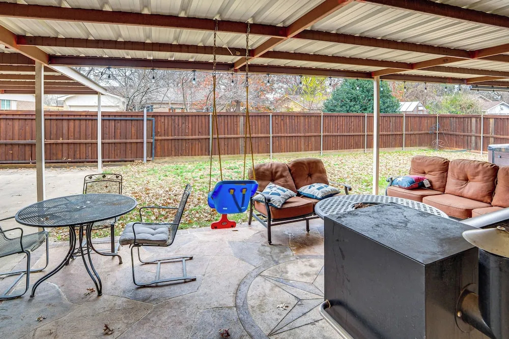 Dallas Area Home w/ Hot Tub, Families Welcome!