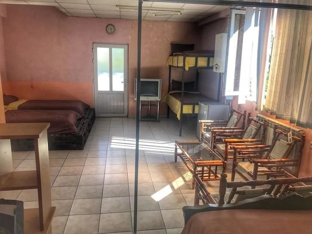 Full House Hostel