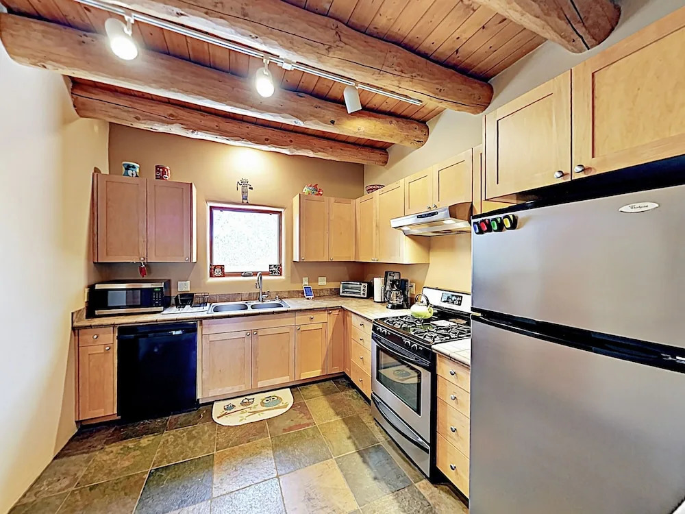 Cozy Oasis Near Plaza W/ Private Backyard & Grill 2 Bedroom Home