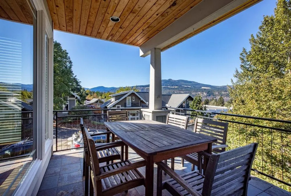 River Watch Getaway 3 Bedroom Townhouse by RedAwning