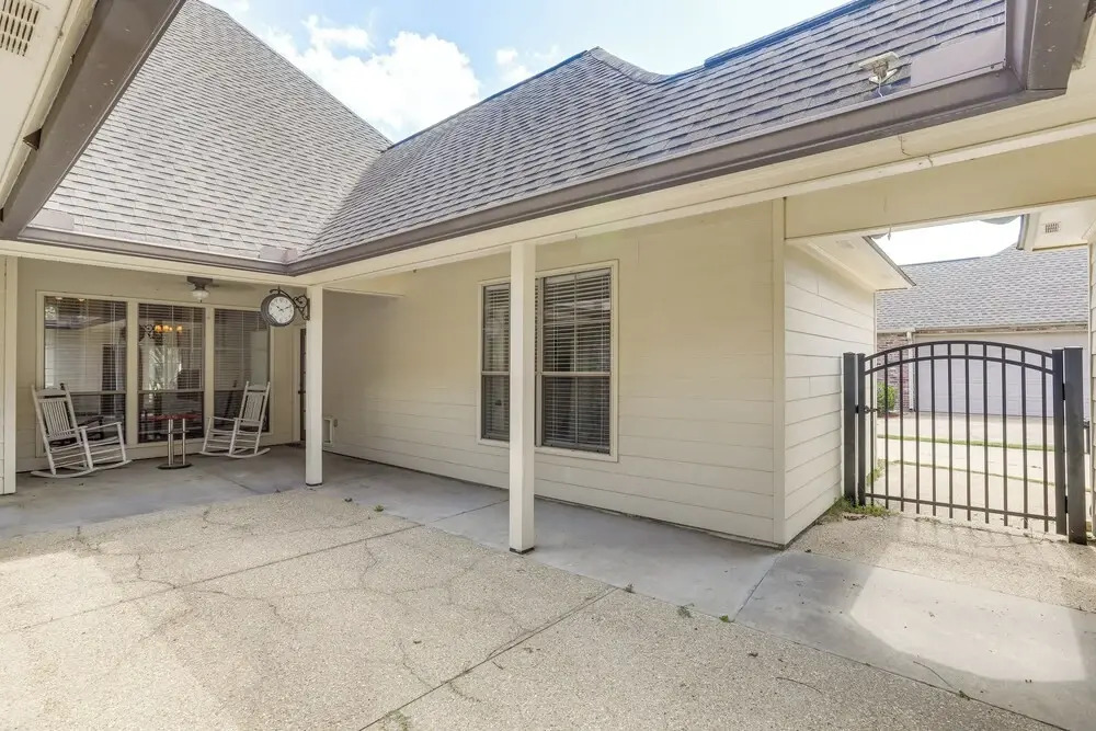 Easy Access to I-10: Family Home in Prairieville!