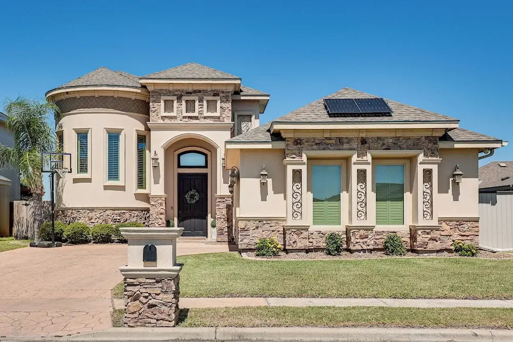 1 Mi to Vackar Stadium: Roomy Retreat w/ Pool