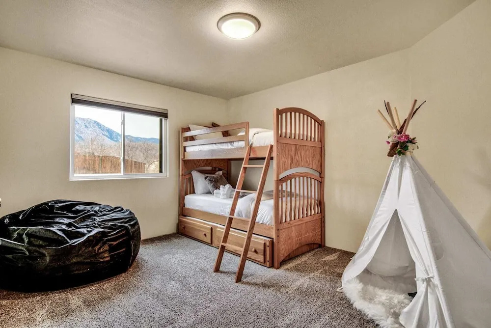 4brfireplace & Mountain Viewsdog-friendly & Hiking Nearby!