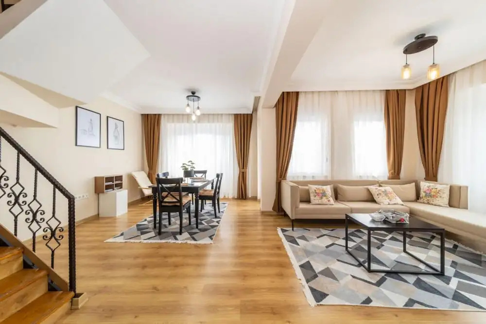 Spacious and Central Apartment near Lara Beach in Muratpasa, Antalya
