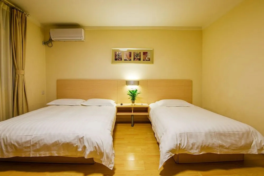 Jingcheng Business Hotel (Beijing Shilihe Metro Station)