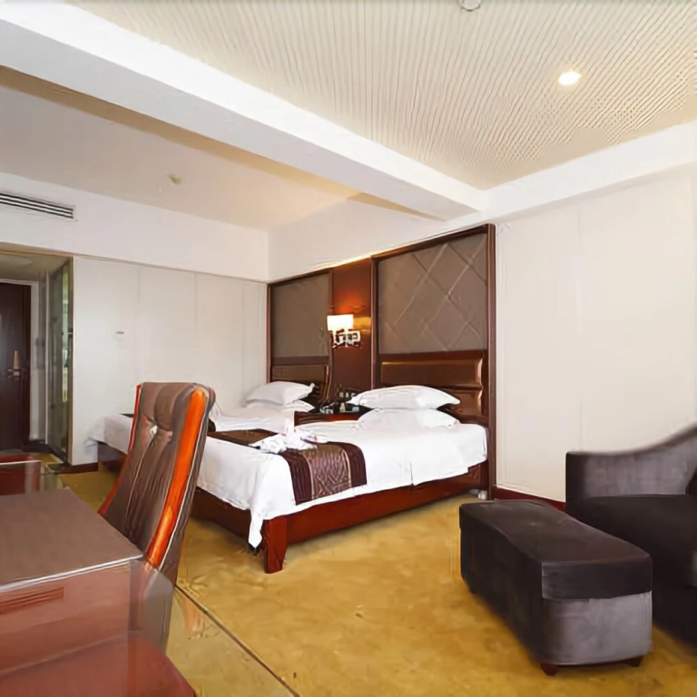 Yuebanwan Hotel (Fat Donglai at Xuchang Railway Station)