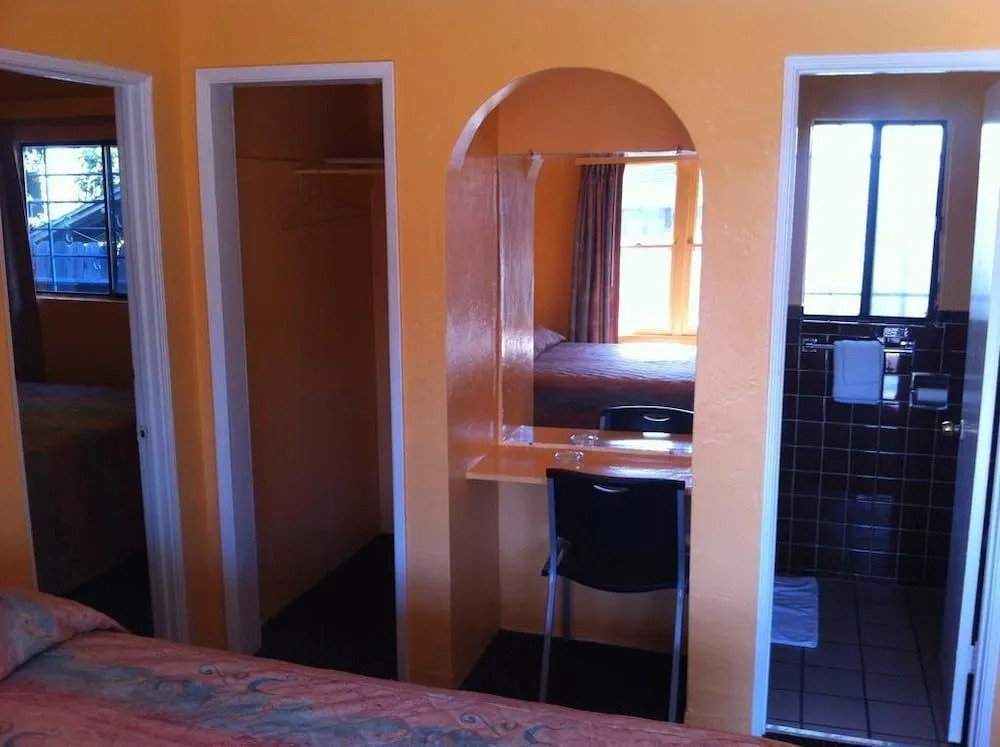 Raymoure Motel