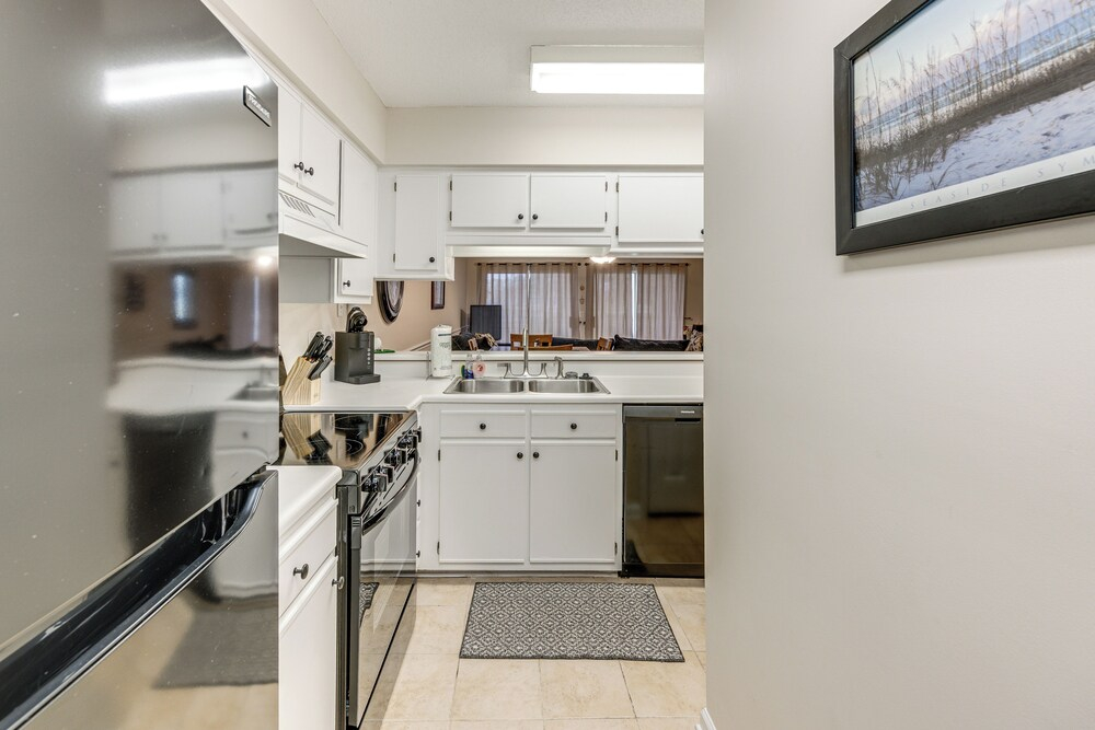 8 Mi to Boardwalk & Beach: Windsor Green Condo!
