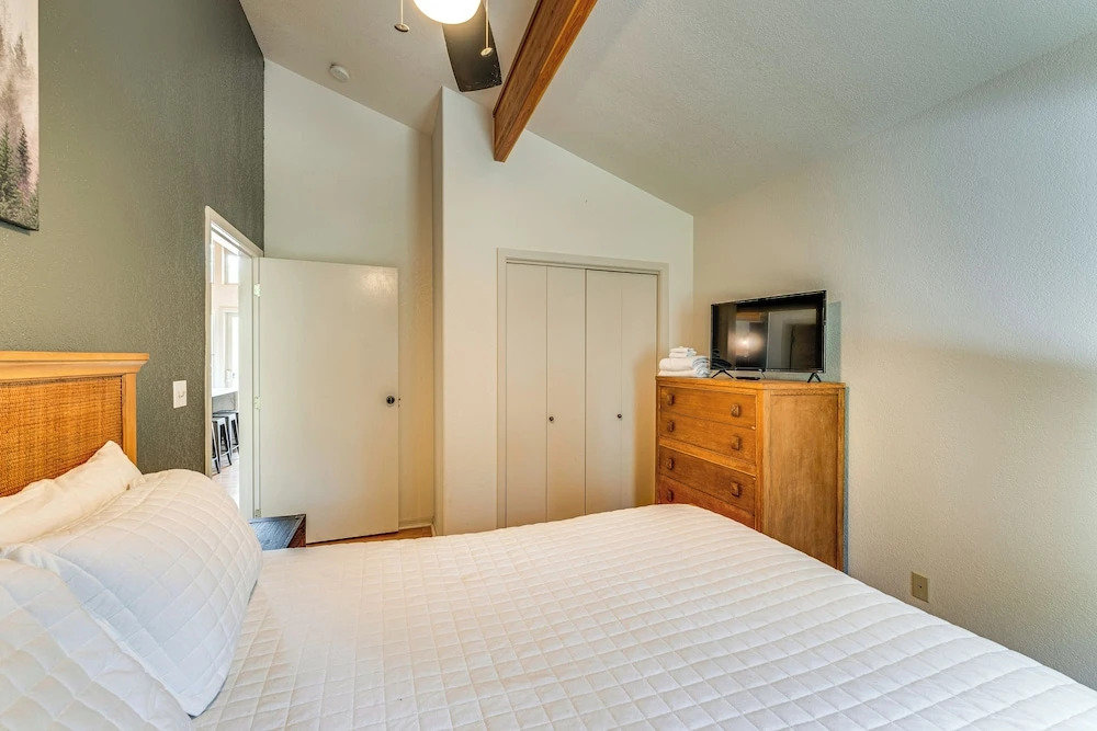 Stylish, Serene Angel Fire Cabin w/ Hot Tub!