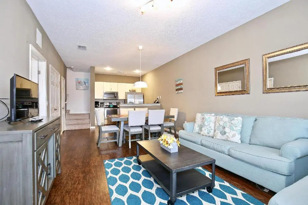 Fantastic Townhouse in Lux community sleeps 8! 10 min to Disney