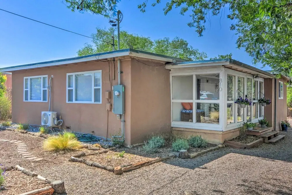 Chic Bungalow: Yard & Fire Pit ~ 2 Mi to Downtown