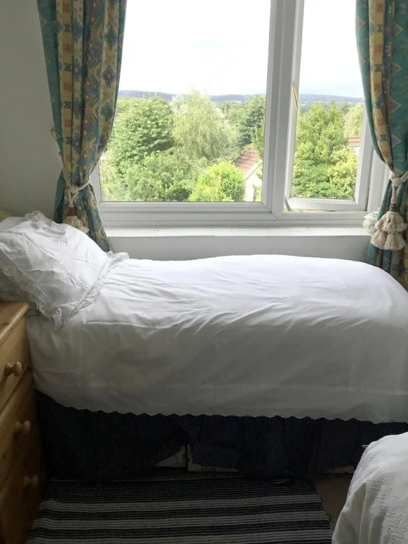 House With 4 Bedrooms in Warminster , With Enclosed Garden and Wifi