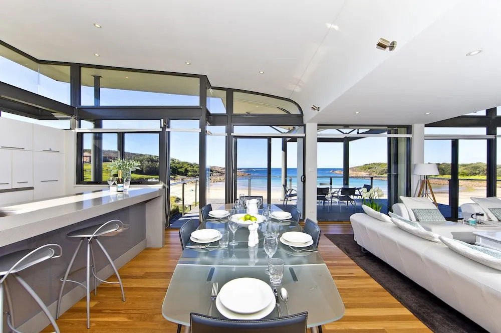 Sails on the Beachfront - Exclusive Seaside Home