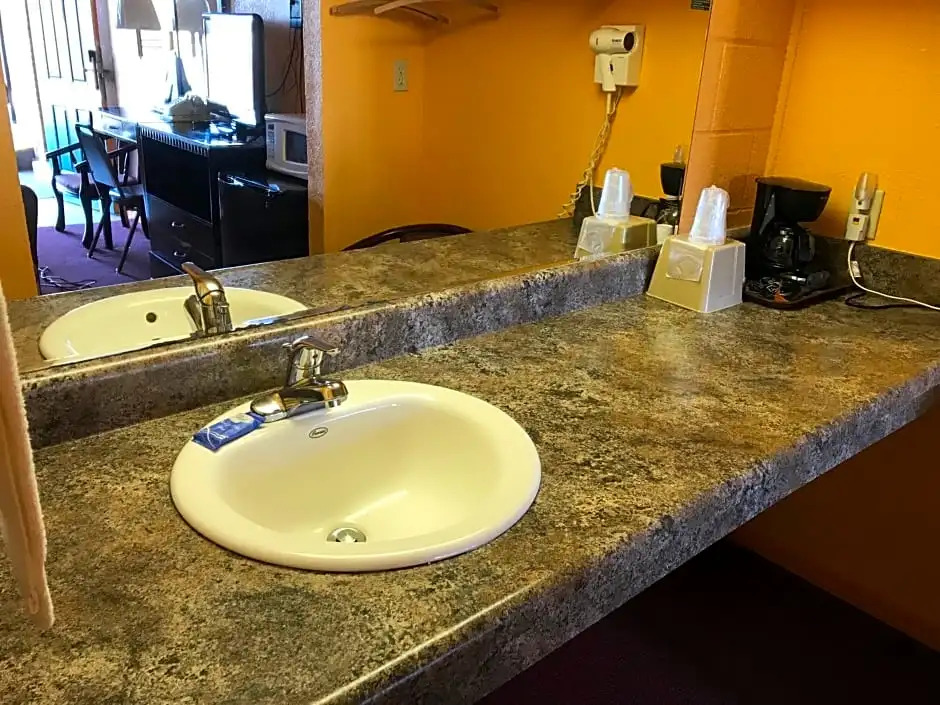 Pratt Budget Inn