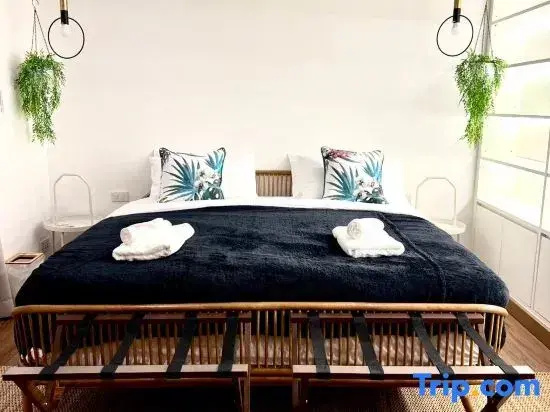 “Thong Lo” 3BR Home 75”SmartTV Netflix Thong Lo Alley · Quiet Home in the City Center