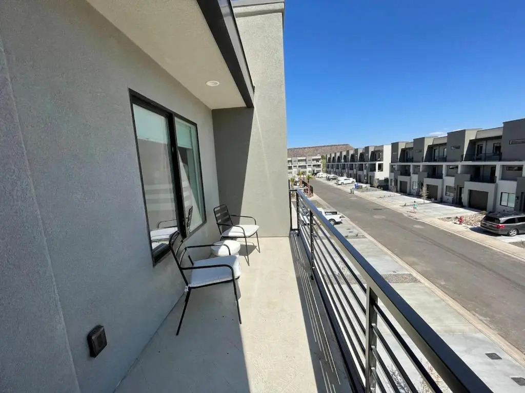 New Family-Friendly Townhome w/ Pool & Hot Tub