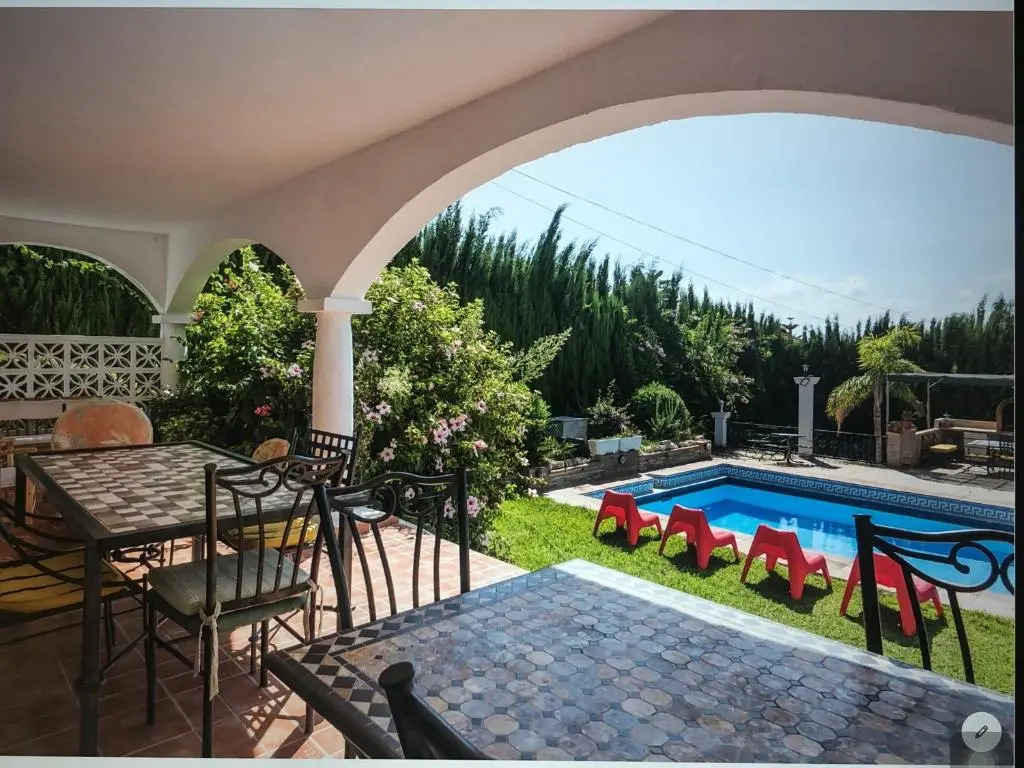 Marbella beautiful renovated villa 5 bedrooms, 3 bathrooms, private heated pool, close beach plage, 10 to 12 people, ping pong, private pétanque