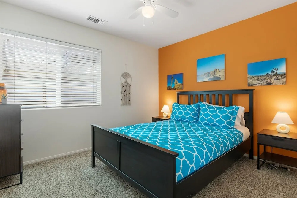 Colorful Cactus - Hot Tub, Bbq And Fire Pit! 4 Bedroom Home by RedAwning