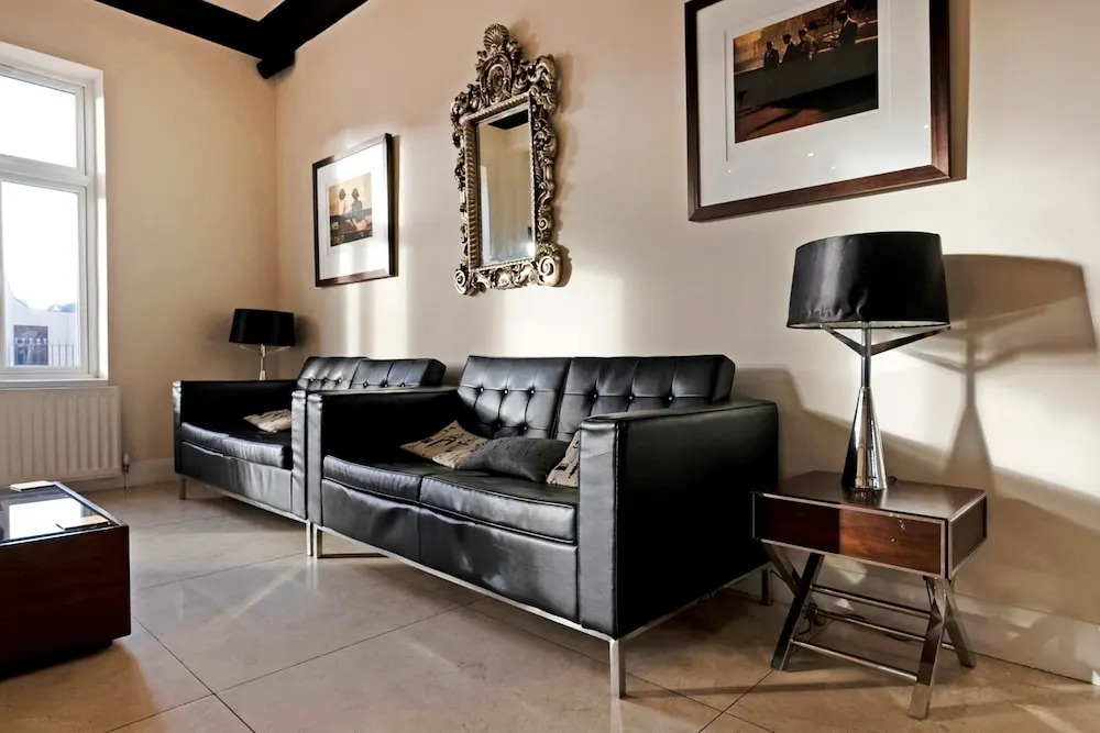 OYO The Baltimore Hotel